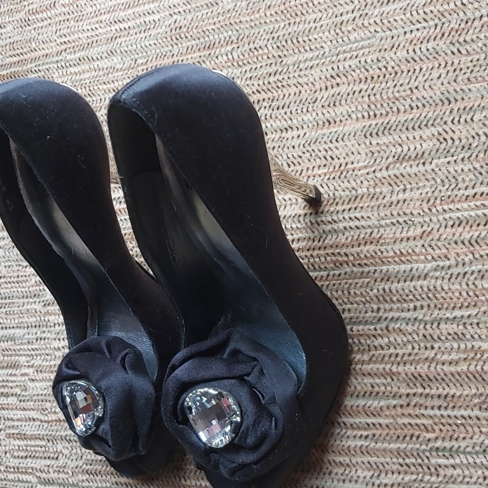 Shoes - Picture 2 of 4